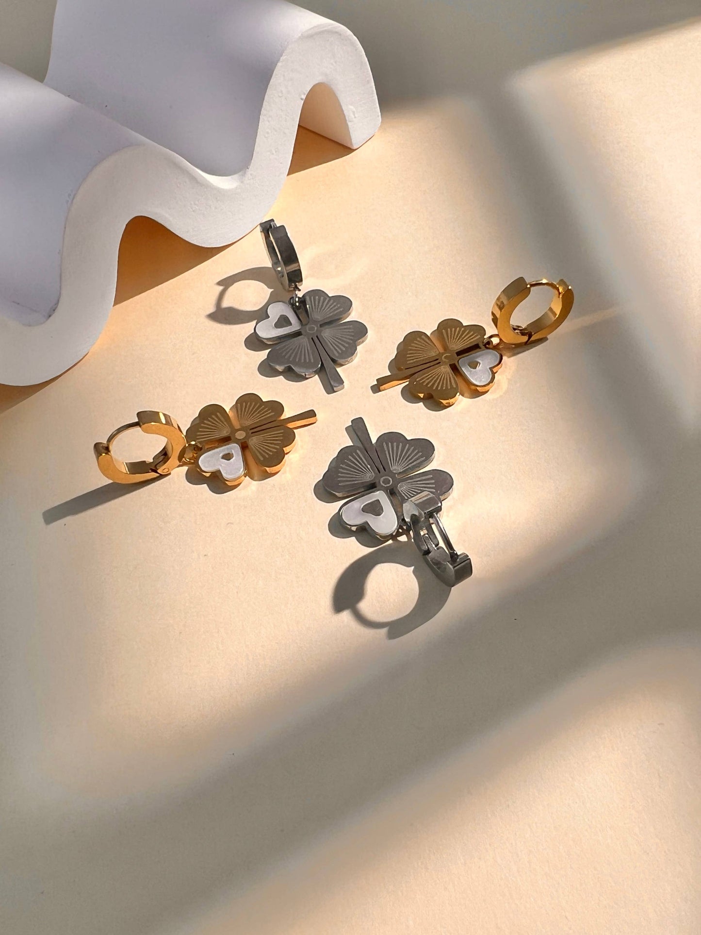 Boucles d’Oreilles Pendantes Trèfles Dorés – Acier Inoxydable • Chance & Élégance