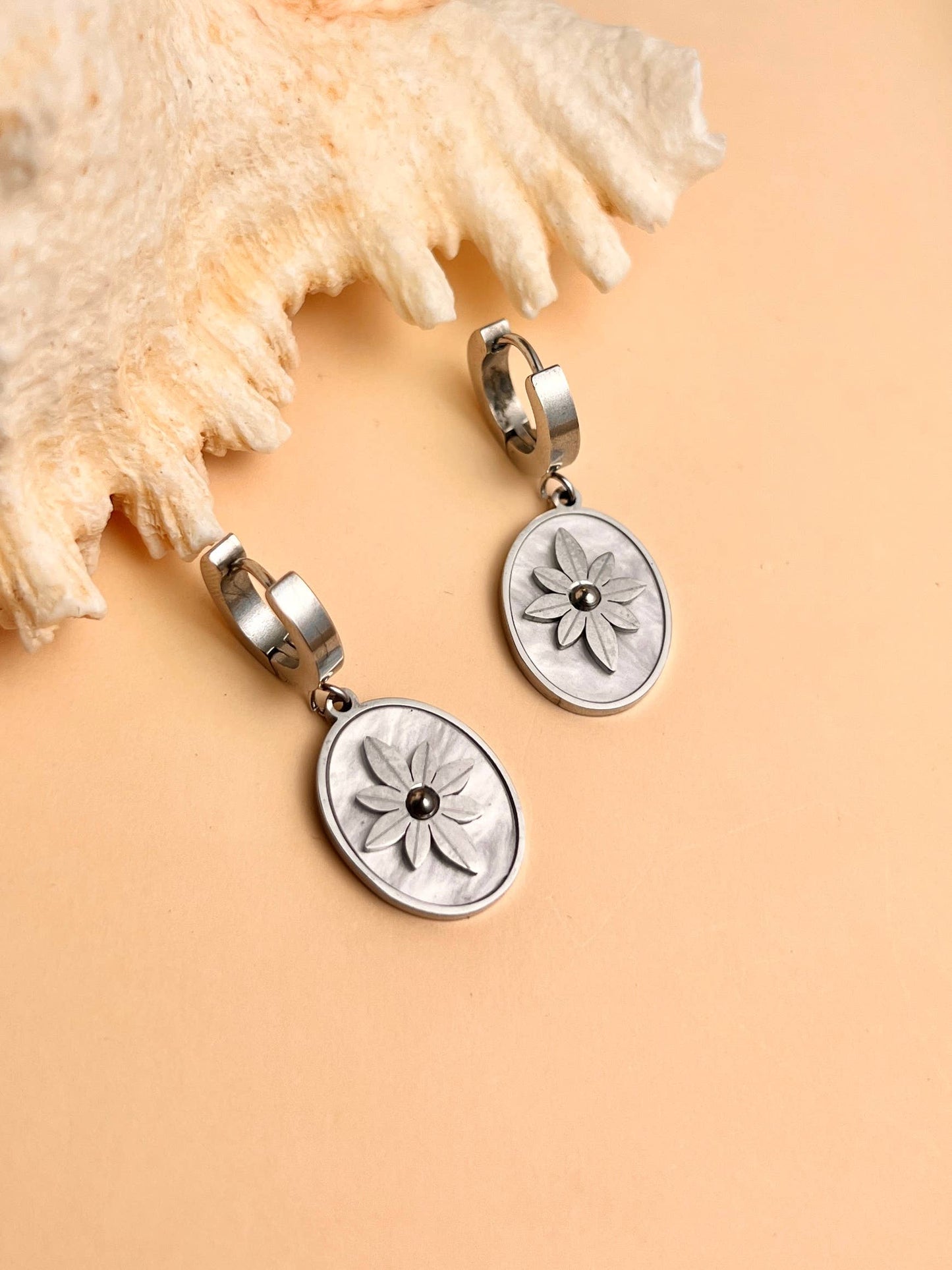 Boucles d’Oreilles Pendantes Nacre & Étoile Dorée – Acier Inoxydable • Élégance Céleste