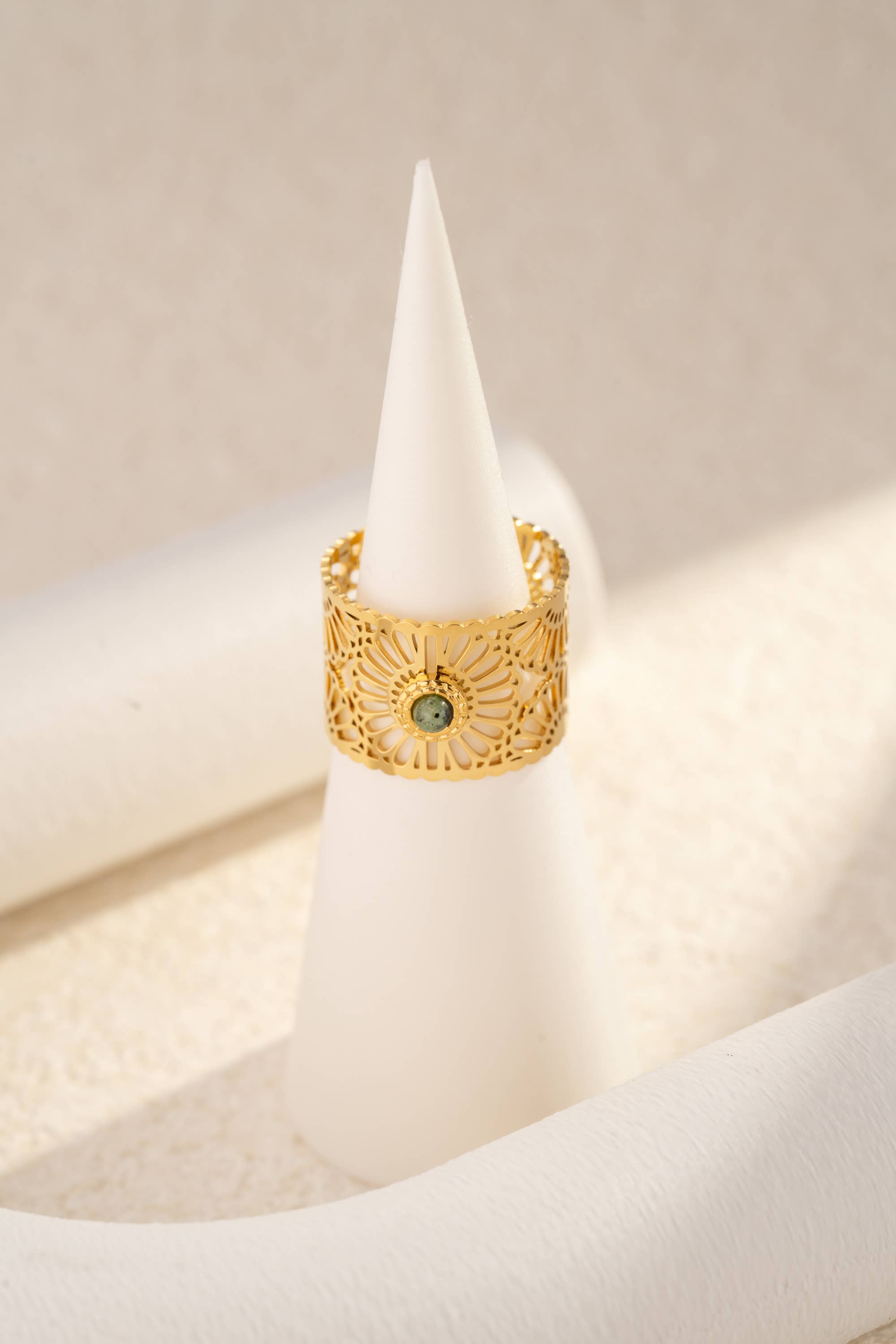 Bague dorée ajourée ornée de pierre naturelle ajustable