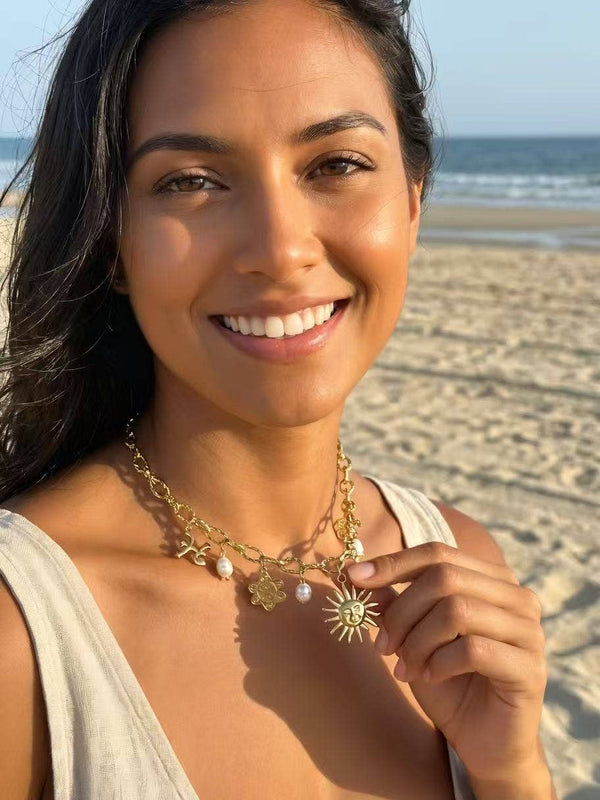 Collier Multi Breloques Soleil Éclatant – Acier Inoxydable Doré & Énergie Lumineuse