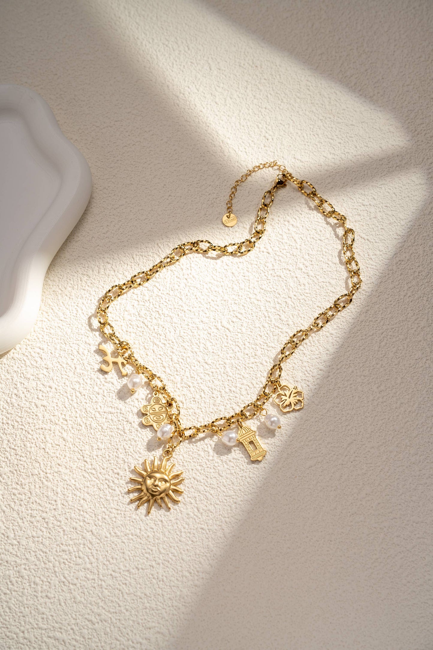 Collier Multi Breloques Soleil Éclatant – Acier Inoxydable Doré & Énergie Lumineuse