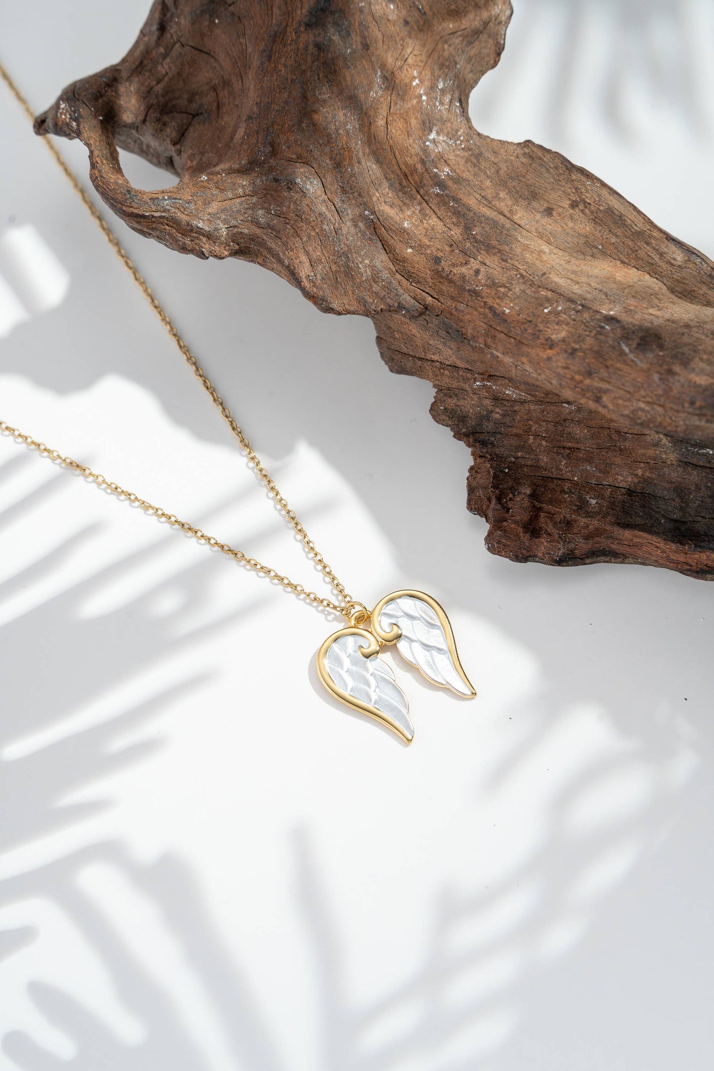 Collier Ailes d’Ange & Cœur Nacré Doré – Acier Inoxydable • Douceur & Lumière Céleste