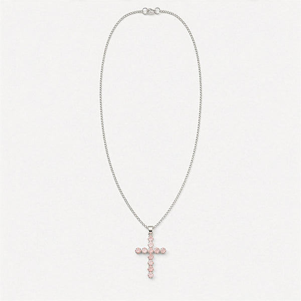 Pendentif croix en métal argenté serti de petits quartz roses, sur chaîne fine