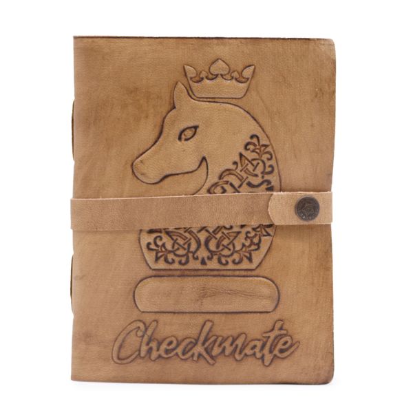 Carnet en cuir beige gravé au fer chaud, cavalier d'échecs et cartouche Checkmate
