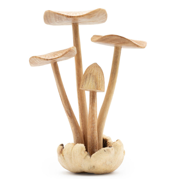 Quatre grands champignons sculptés dans un seul bloc de bois parasite