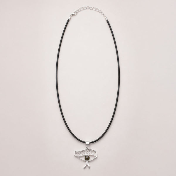 Pendentif œil égyptien ajouré en métal argenté avec pierre d'iolite, sur cordon noir