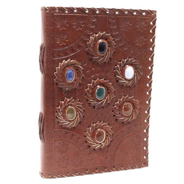 Carnet en cuir brun, cinq cabochons de pierre cerclés de métal et surpiqûre claire apparente