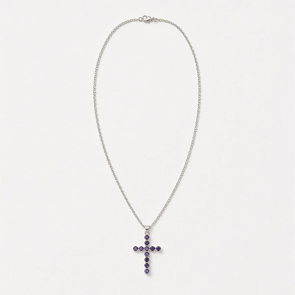 Pendentif croix en métal argenté serti de petites iolites bleu-violet, sur chaîne fine