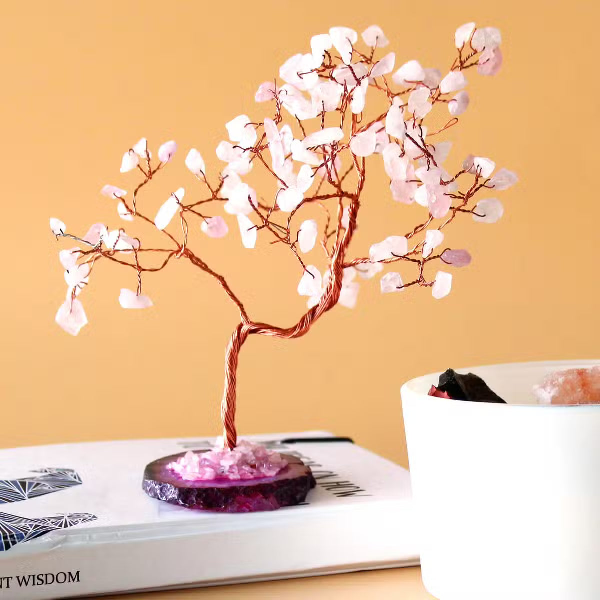 Grand arbre de quartz rose sur socle d'agate rose, 100 pierres