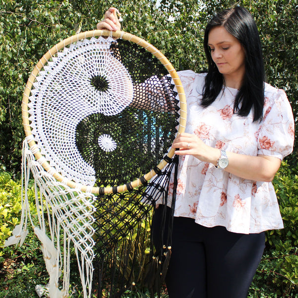 Attrape-rêves de Bali 135 cm motif Yin et Yang en noir et blanc