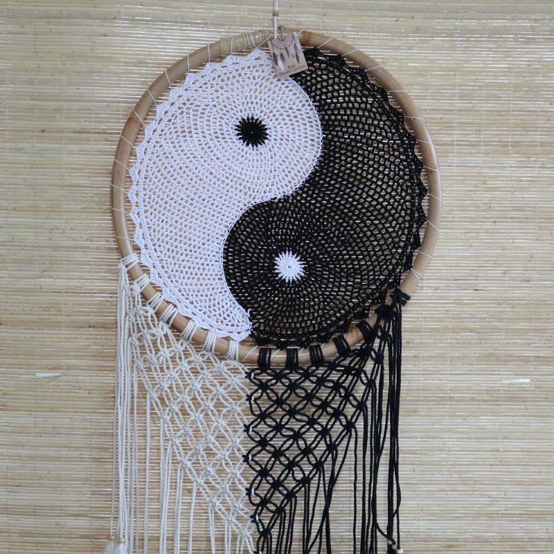 Détail des lanières, plumes et perles de bois de l'attrape-rêves Yin et Yang