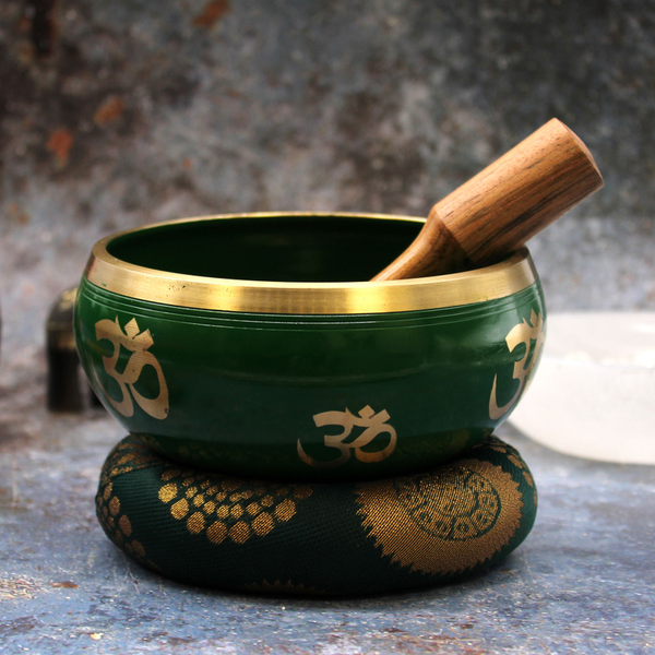 Grand coffret bol chantant 14 cm vert à OM dorés, sur son coussin brocart, maillet posé dedans