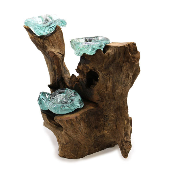 Souche de bois dressée portant trois coupelles de verre soufflé à trois hauteurs différentes