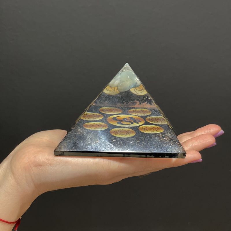 Détail des sept couleurs de chakras sur la résine noire