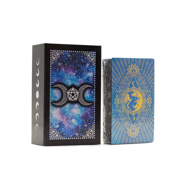 Coffret de tarot noir à ciel étoilé violet avec triple lune et pentacle dorés, cartes à tranche dorée et dos bleu nuit