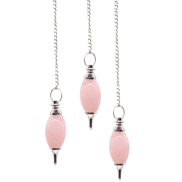 Trois pendules fuseau en quartz rose laiteux, embouts et chaîne argentés, sur fond blanc