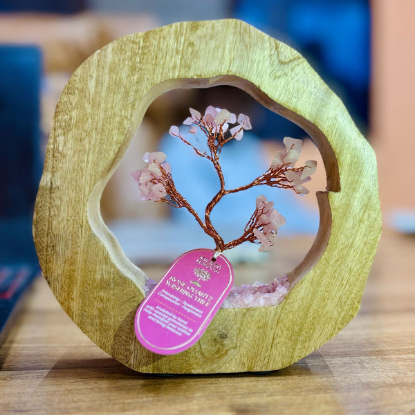Arbre de gemmes en quartz rose planté dans un anneau de manguier