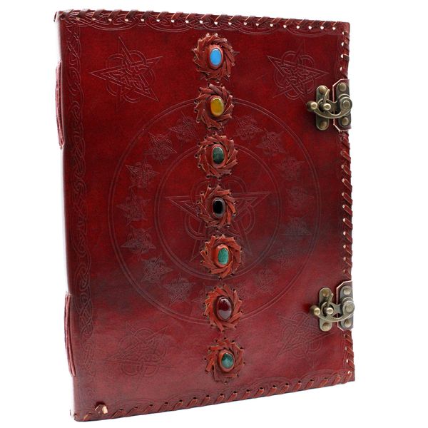 Grand grimoire en cuir rouge sombre, sept cabochons de pierre alignés verticalement, deux fermoirs en laiton