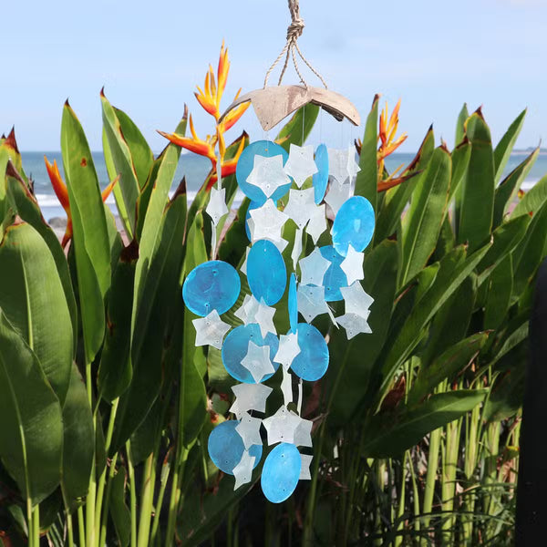 Carillon en noix de coco et capiz, étoiles bleues et blanches
