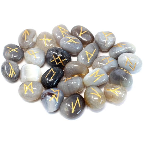 Jeu de 25 runes gravées en agate grise mate, avec leur pochette