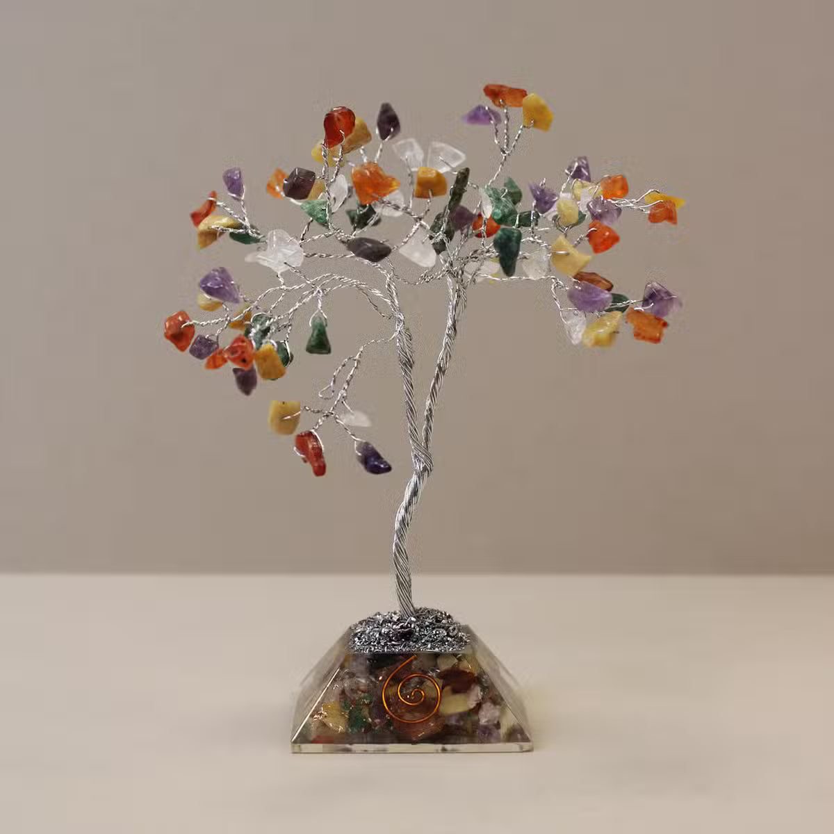 Arbre de gemmes multicolores sur base pyramidale en orgonite, 80 pierres
