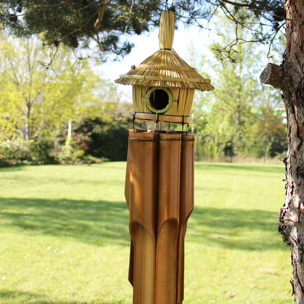 Grand nichoir rond en jonc de mer avec carillon de bambou, 56 cm