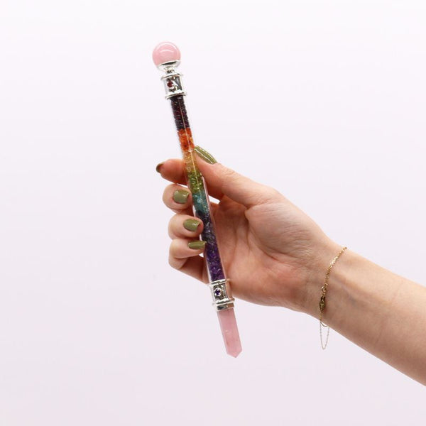Baguette de rituel 7 chakras à sept pierres serties, pointe de quartz rose, 21 cm