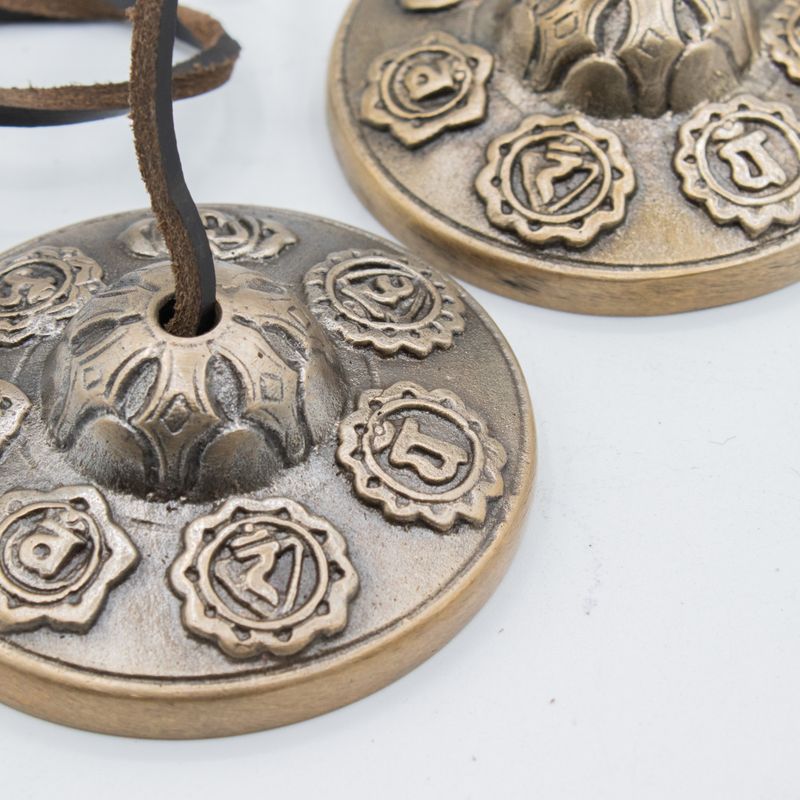 Cymbales tingsha 7 chakras reliées par leur cordon