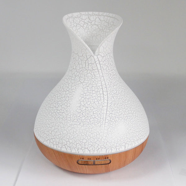 Diffuseur Palma éteint : vase blanc à col évasé, couvert d'un émail craquelé, posé sur un socle effet bois clair