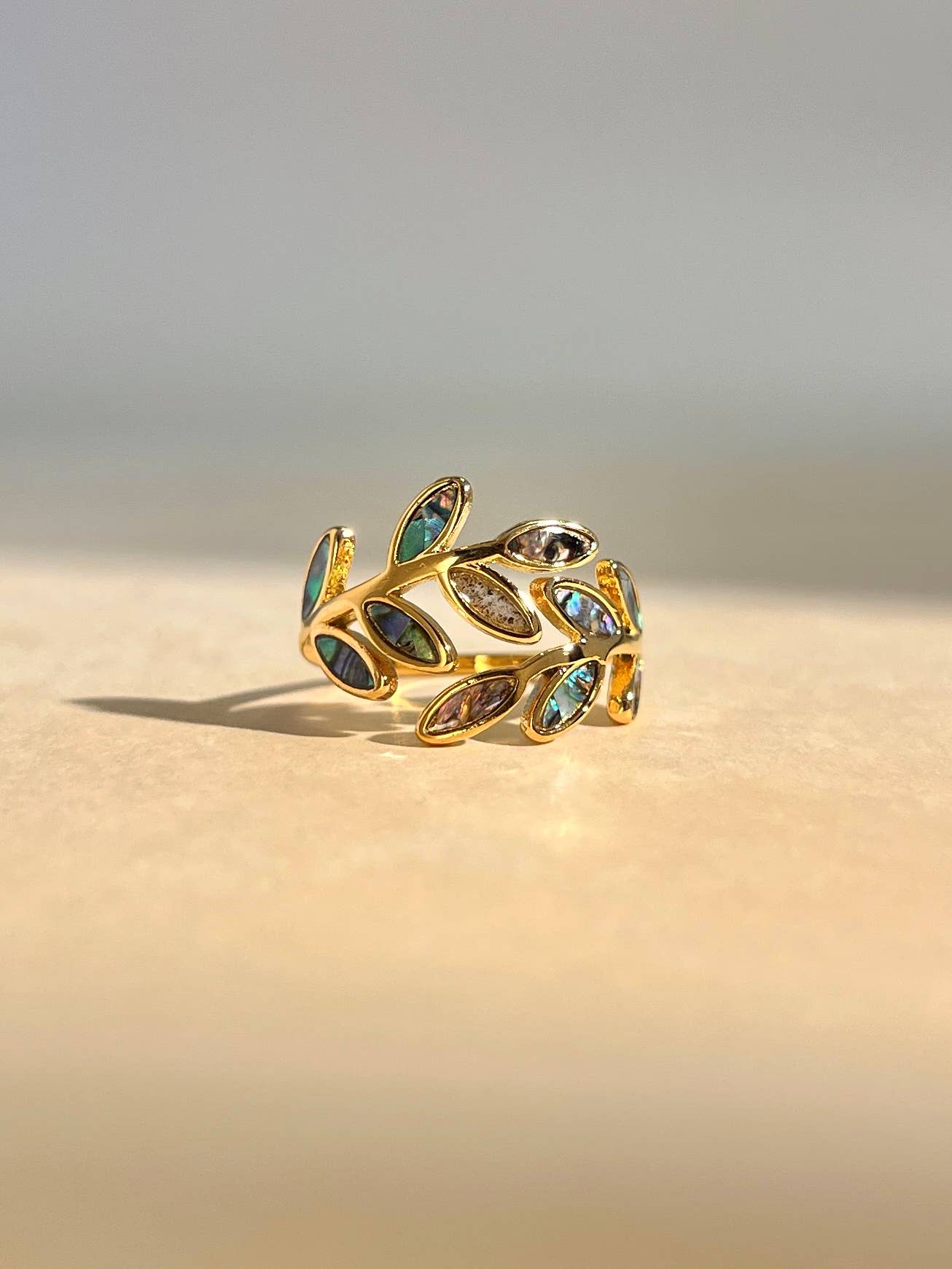 Bague Feuille Nacre Multicolore Ajustable – Acier Inoxydable Doré • Nature & Éclat Irisé
