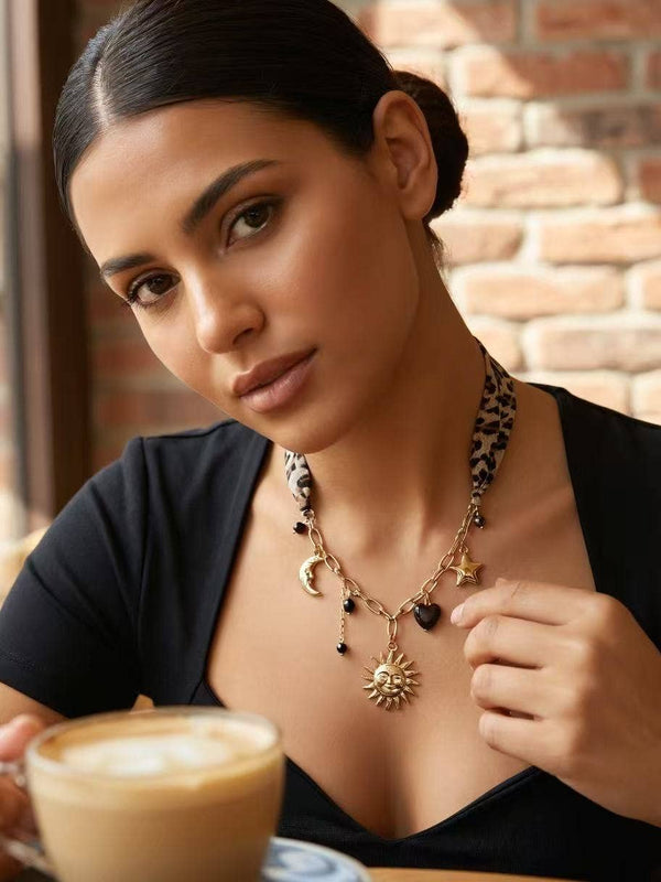 Collier Léopard & Charms Célestes Doré – Acier Inoxydable Énergie Mystique & Style Audacieux