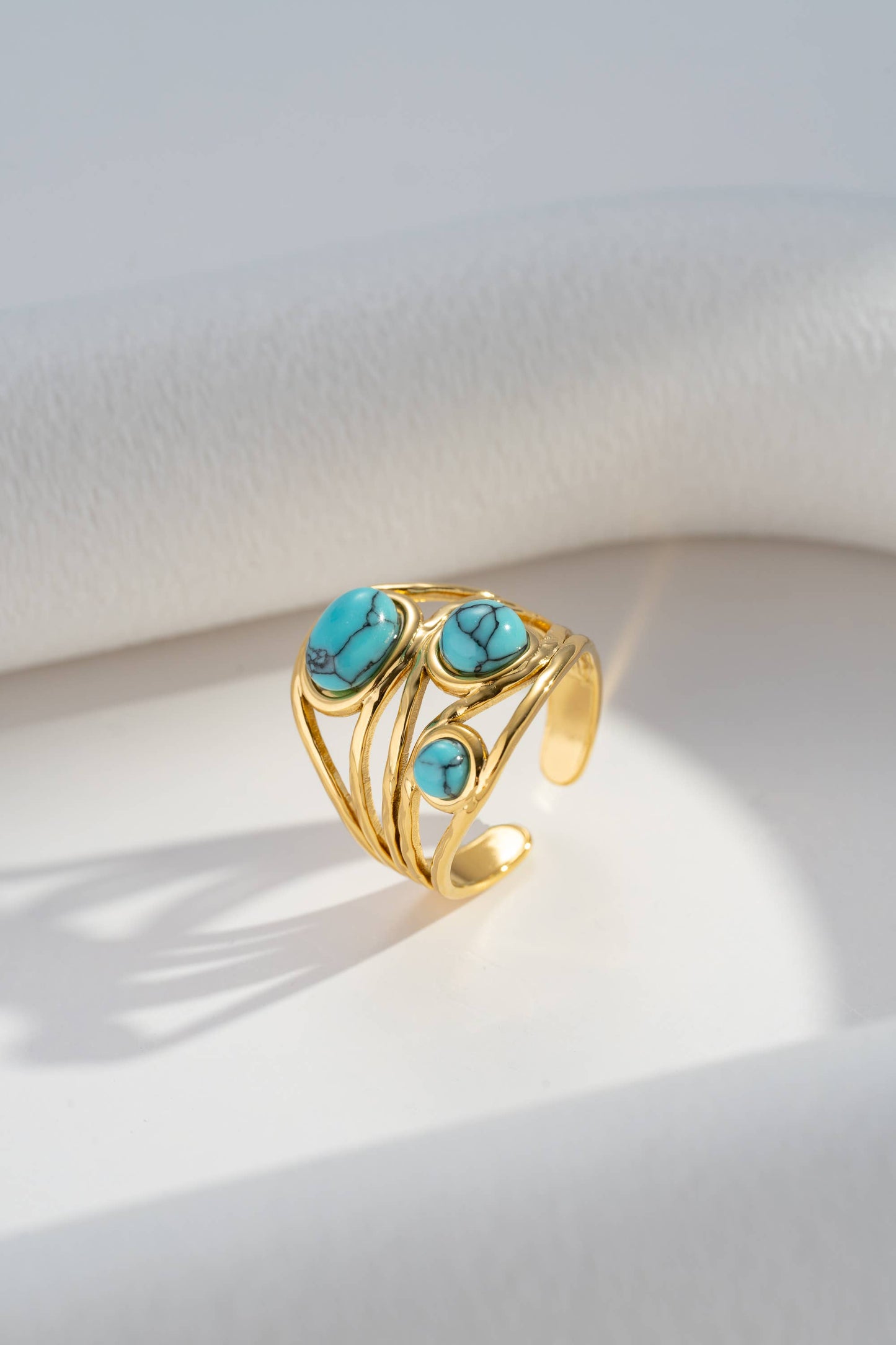 Bague Courbe Ajourée & Pierres Naturelles Ajustable – Acier Inoxydable • Élégance Moderne