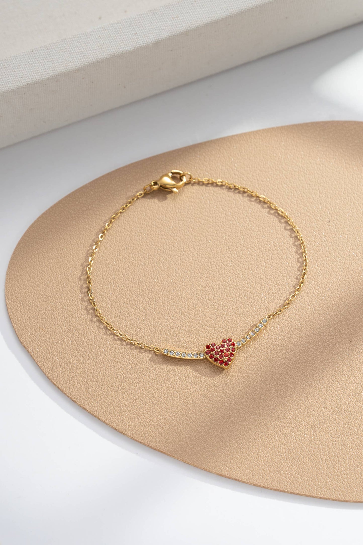 Bracelet Cœur Rouge & Cristaux Doré – Acier Inoxydable Amour & Élégance