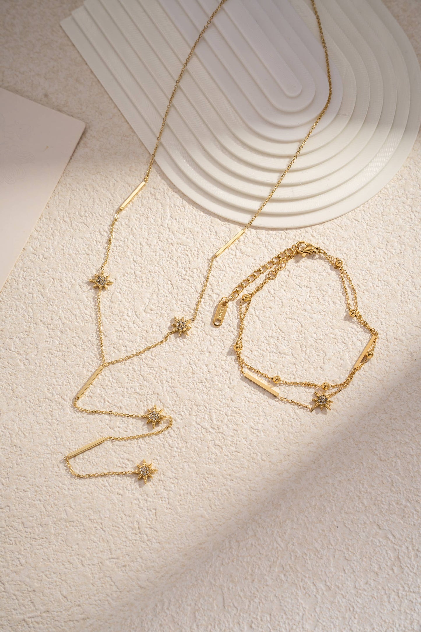 Collier Y Étoile Scintillante – Acier Inoxydable Doré & Strass Lumineux