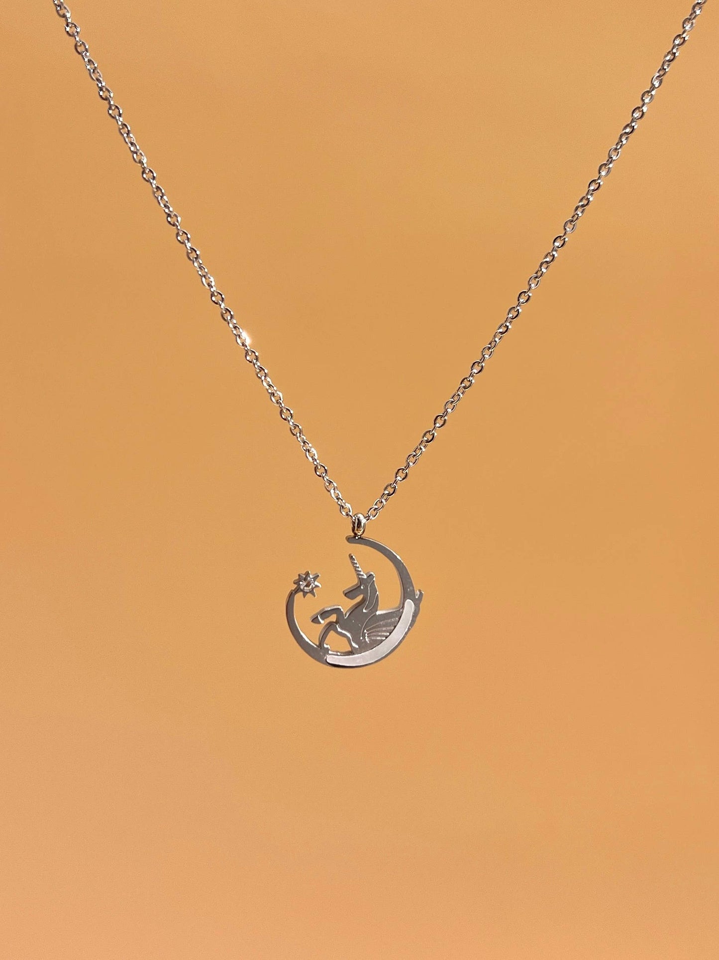 Collier Licorne & Lune Nacrée Dorée – Acier Inoxydable • Magie & Rêverie