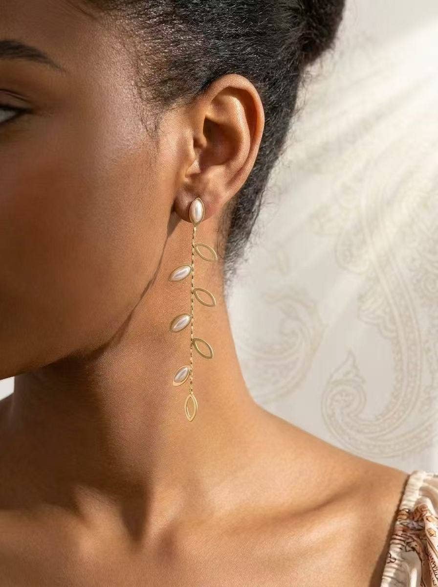 Boucles d’Oreilles Feuilles Nacrées Dorées – Acier Inoxydable • Élégance & Lumière