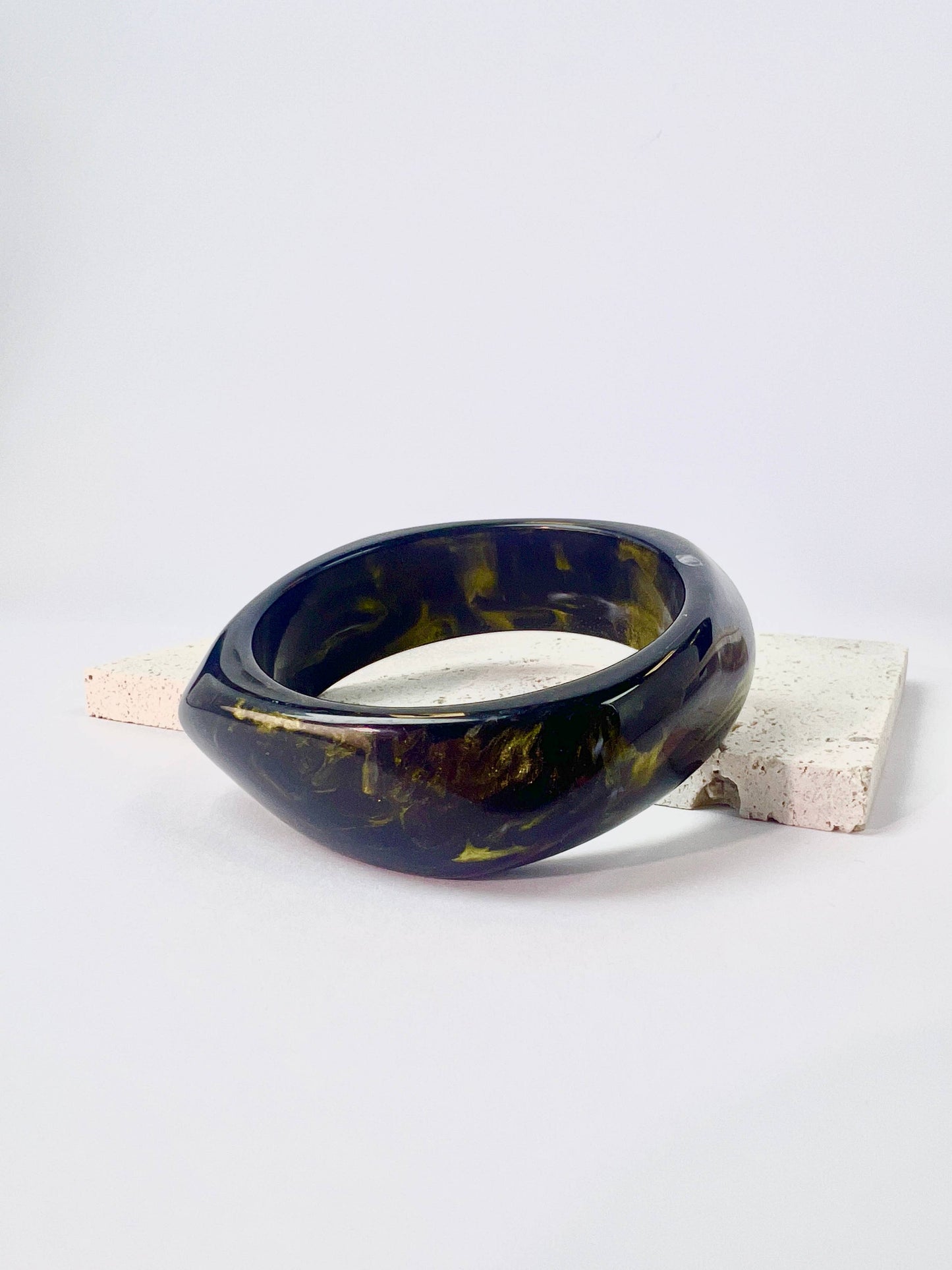 Bracelet Jonc Effet Marbre Blanc – Résine Élégante • Chic & Intemporel