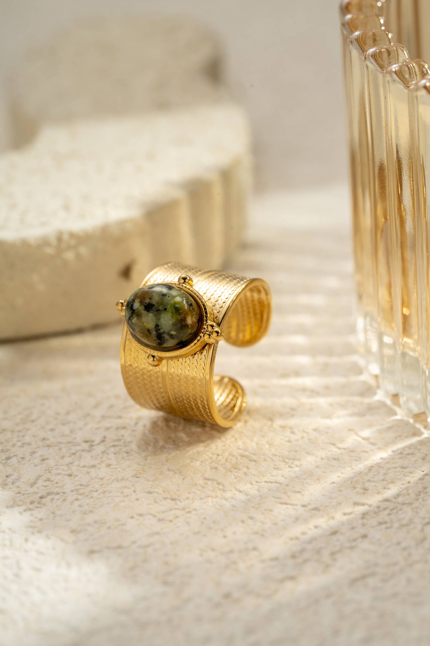 Bague Ajustable Pierre Naturelle Dorée – Acier Inoxydable • Élégance Bohème & Caractère