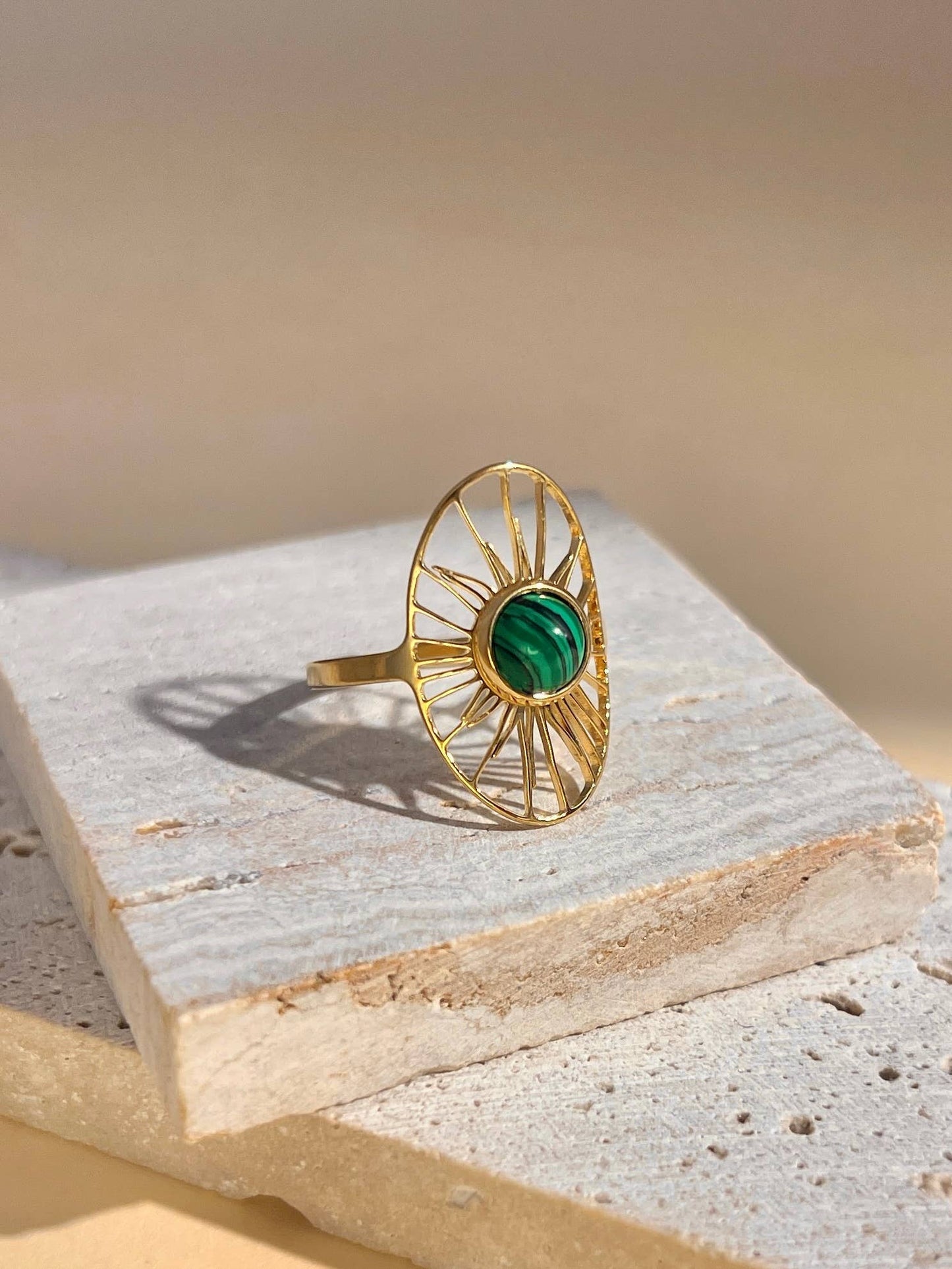 Bague Soleil Ovale Ajustable & Pierre Naturelle – Acier Inoxydable Doré • Éclat Solaire