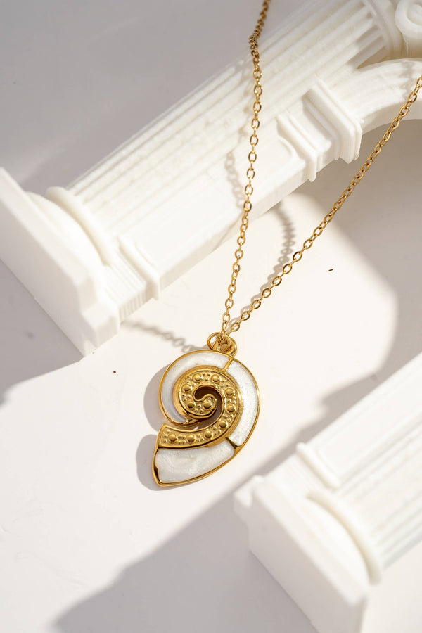 Collier Spirale Marine Dorée – Acier Inoxydable Élégance Océanique