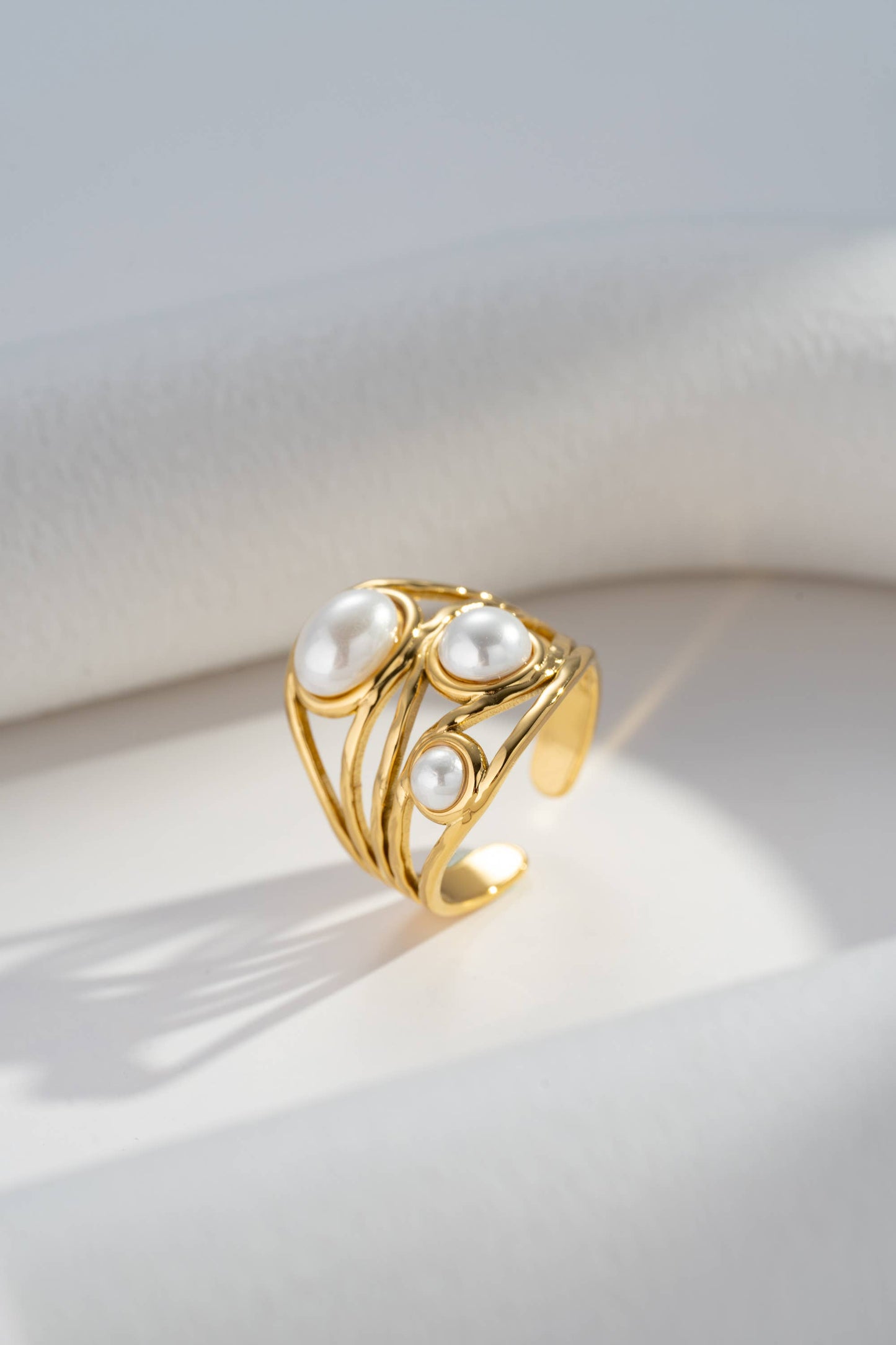 Bague Courbe Ajourée & Pierres Naturelles Ajustable – Acier Inoxydable • Élégance Moderne