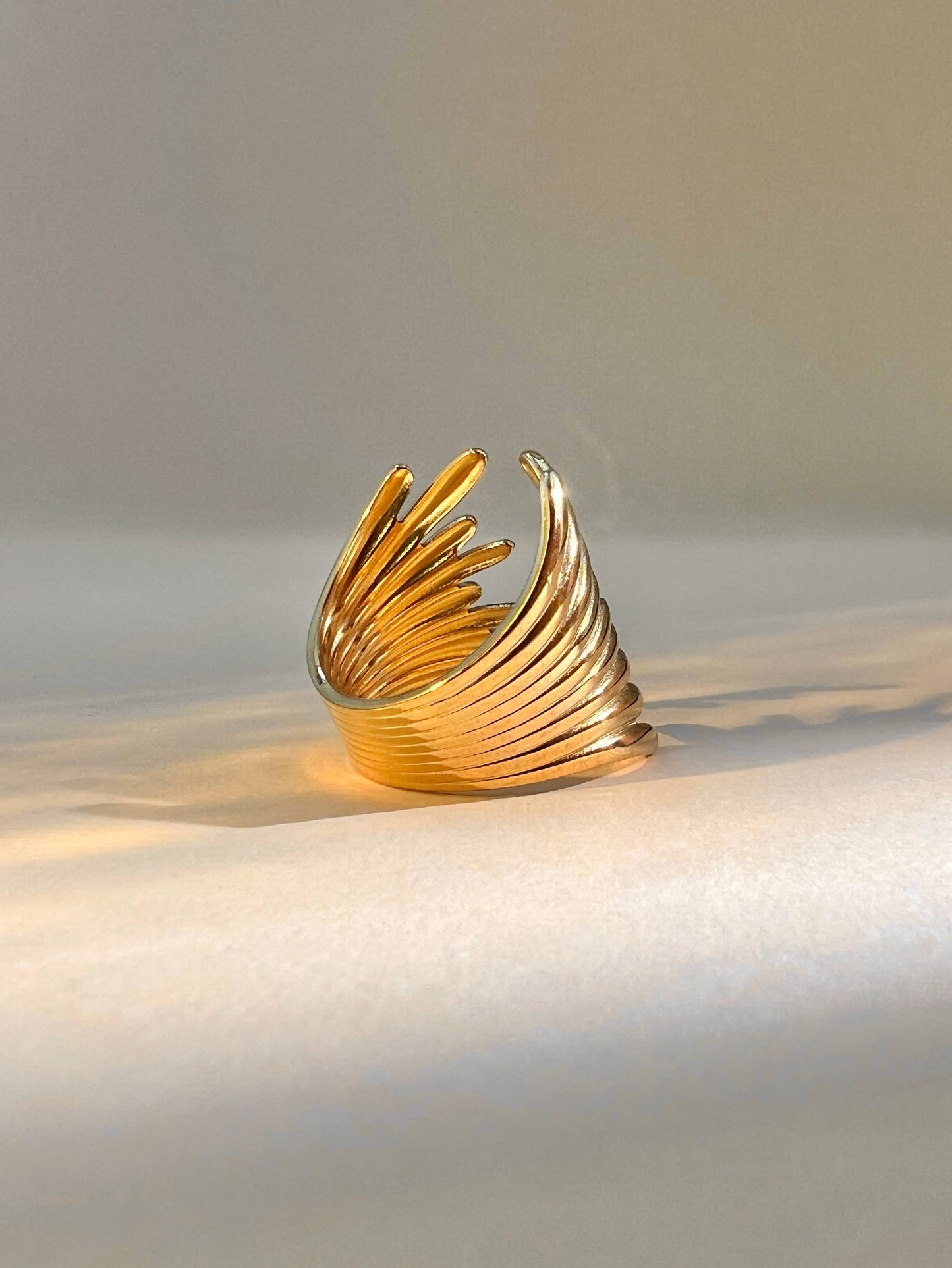 Bague Sculpturale Ajustable Dorée – Acier Inoxydable • Design Ajouré Contemporain
