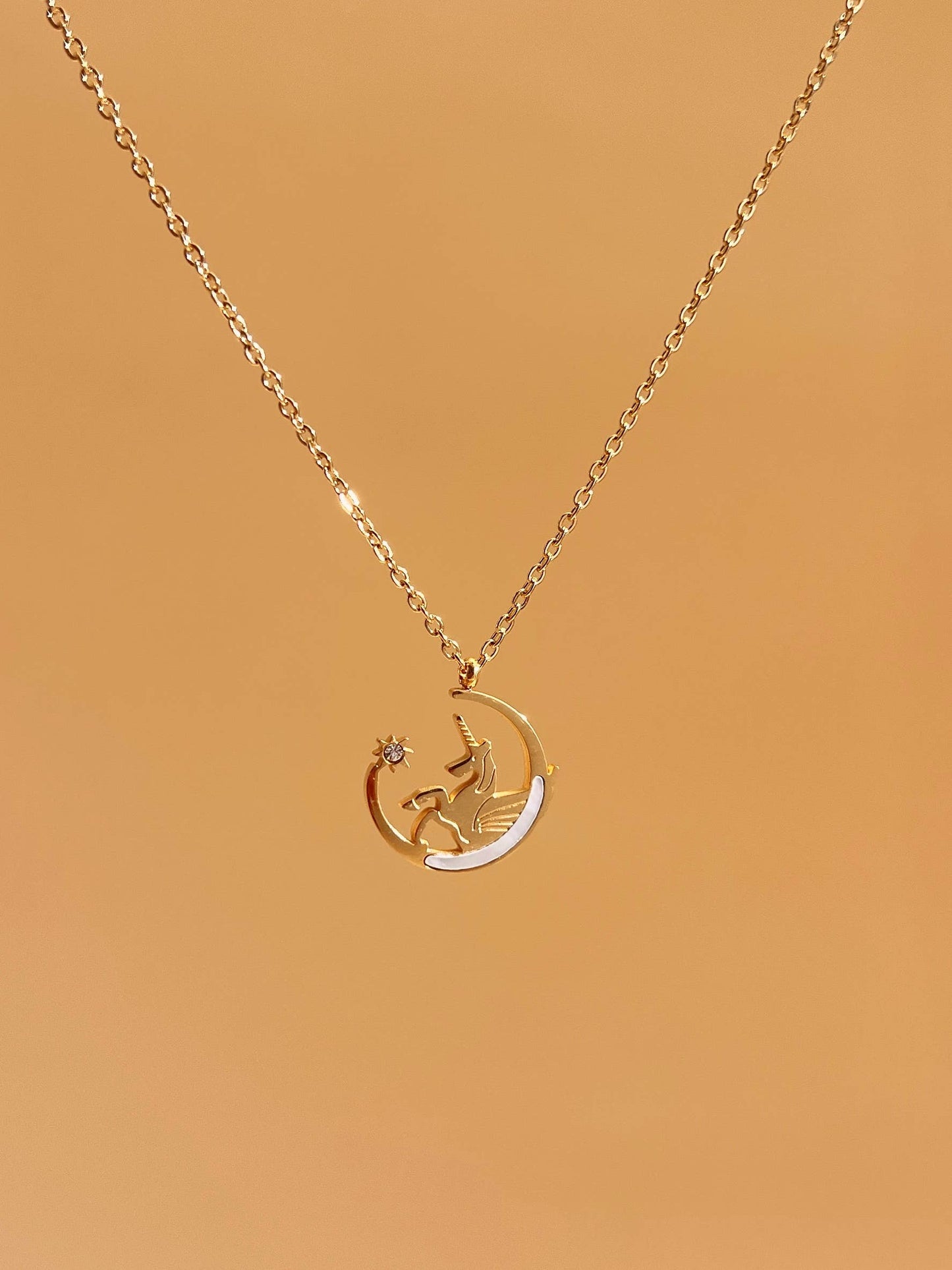 Collier Licorne & Lune Nacrée Dorée – Acier Inoxydable • Magie & Rêverie
