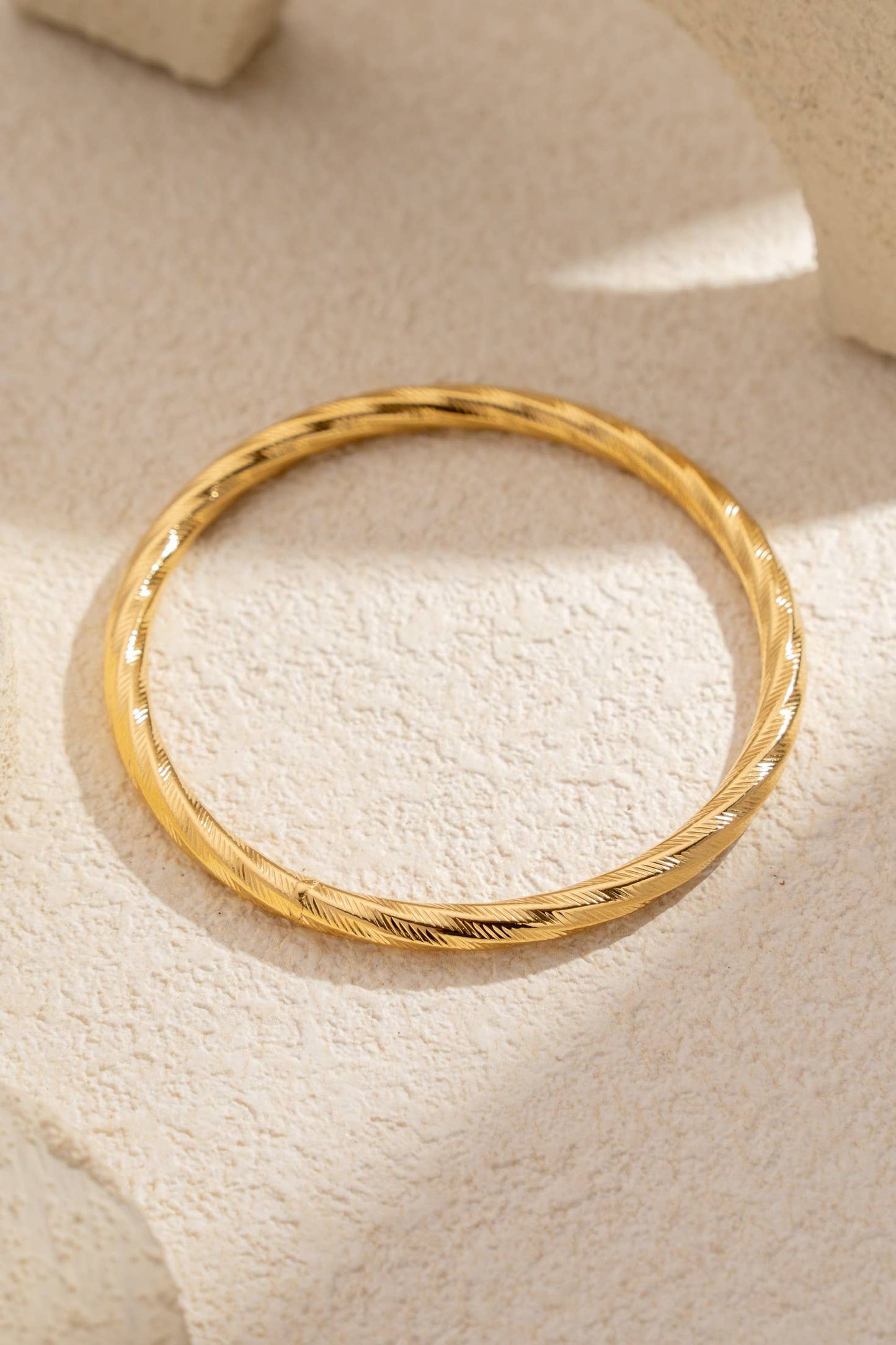 Bracelet Jonc Torsadé Doré – Acier Inoxydable • Élégance Intemporelle
