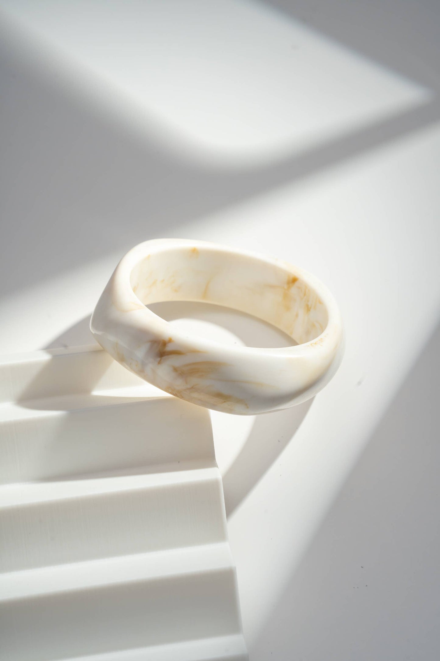 Bracelet Jonc Effet Marbre Blanc – Résine Élégante • Chic & Intemporel