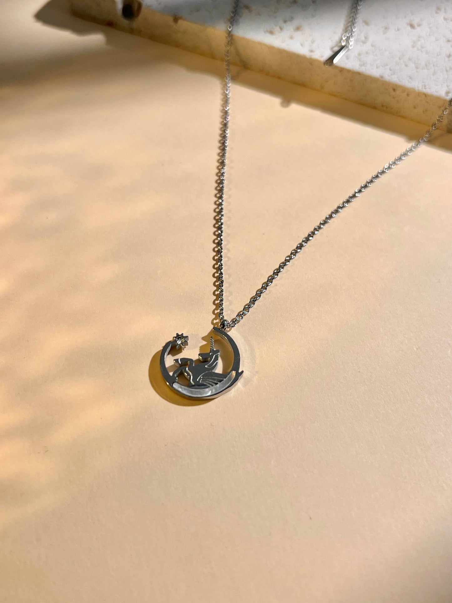 Collier Licorne & Lune Nacrée Dorée – Acier Inoxydable • Magie & Rêverie