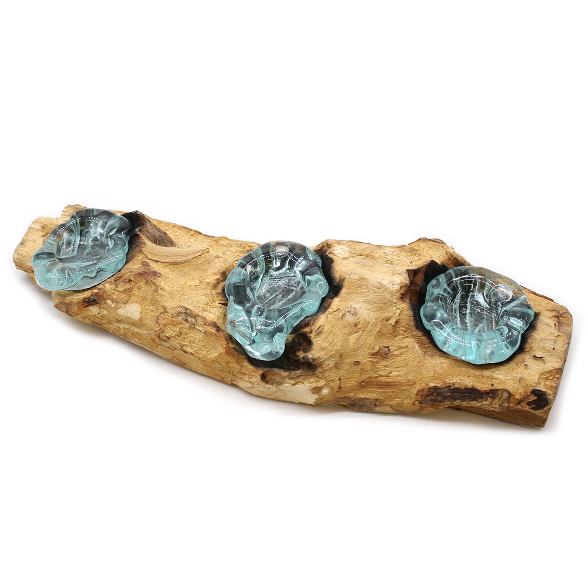 Long plateau de bois clair de 45 cm portant trois coupelles de verre soufflé alignées