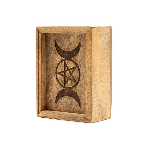 Petite boîte à cartes en bois de manguier, couvercle coulissant gravé d'une triple lune et d'un pentacle