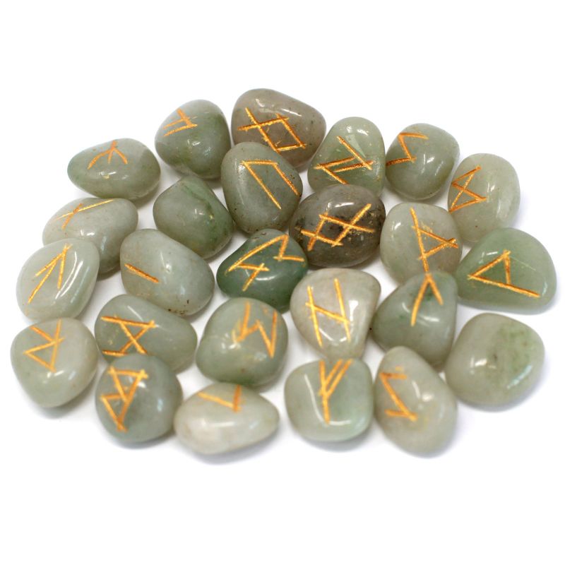 Jeu de 25 runes gravées en aventurine verte prairie, avec leur pochette