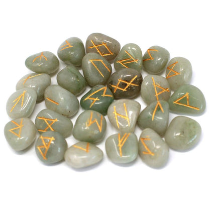 Jeu de 25 runes gravées en aventurine verte prairie, avec leur pochette